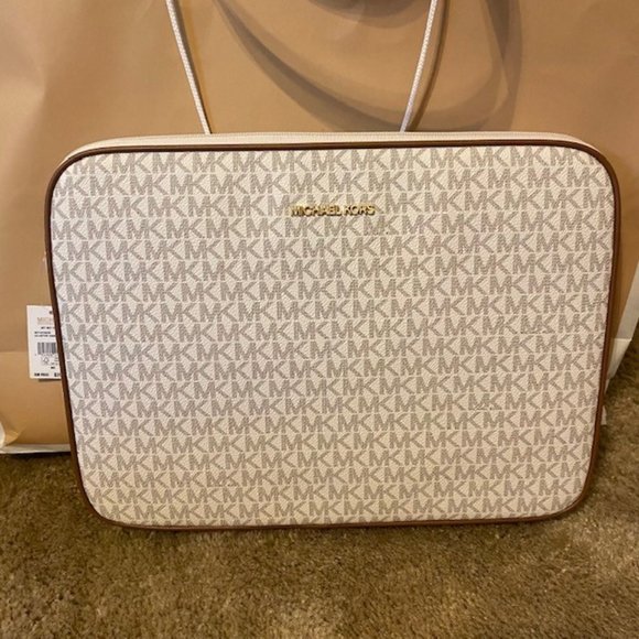 Michael Kors Handbags - NWT Michael Kors LG Laptop Case